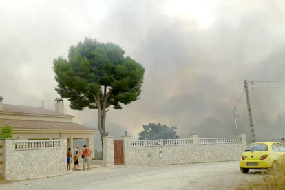 Els veïns de la urbanització van veure com el foc era a prop de les seves residències.