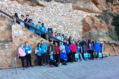 Fotografía de familia de los participantes en una de las actividades organizadas por el CAR Salou.