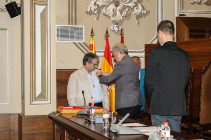 Niño en el mmet de recibir la credencial como diputado por parte del Presidente d ela Diputación, Josep Poblet.