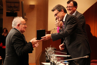 Josep Graset rebent la Medalla de Turisme de la Generalitat de mans d'Artur Mas.