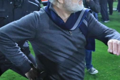 El president del PAOK va mostrar-li a l'àrbitre una funda de pistola que duia al maluc.