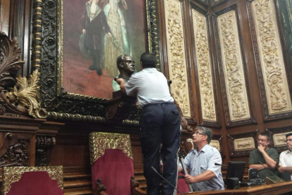 Imagen del 2015, cuando el busto fue retirado del salón de plenos municipal.