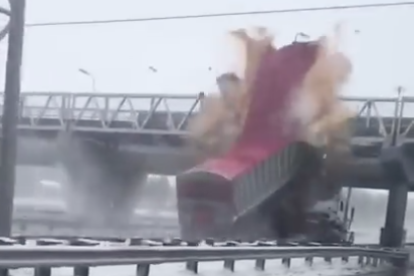 Imagen del impacto de la carga del camión.