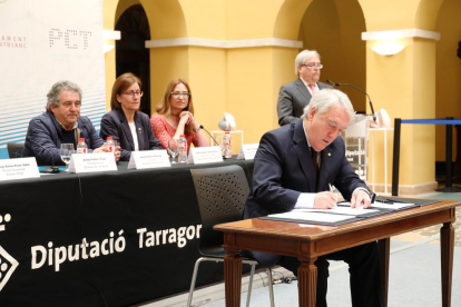 El presidente de la Diputación, Josep Poblet, durante la firma del convenio este lunes.
