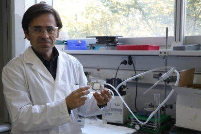 Ricard Garcia-Valls, investigador principal de la recerca, sostenint el dispositiu.