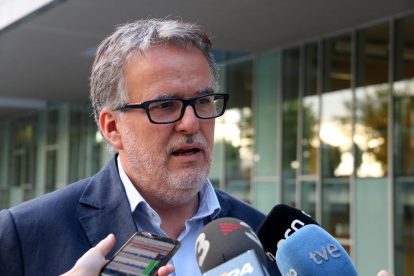 Imagen del abogado Àlex Zaragüeta atendiendo los medios de comunicación ante los juzgados de Vilanova i la Geltrú.