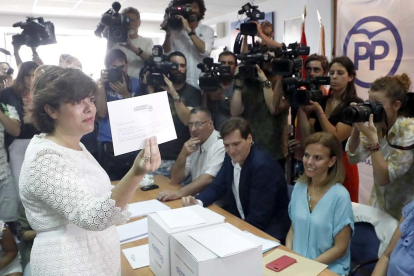Soraya Sáez de Santamaría en el momento de votar a las primarias, este jueves.