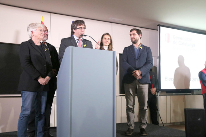 El presidente Carles Puigdemont y los consellers en el exilio durante su discurso el 22 de diciembre pasado en Bruselas