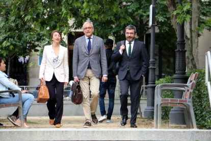 El exresponsable económico y jurídico de CDC, Xavier Sànchez, con sus abogados llegando a la Audiencia Nacional.