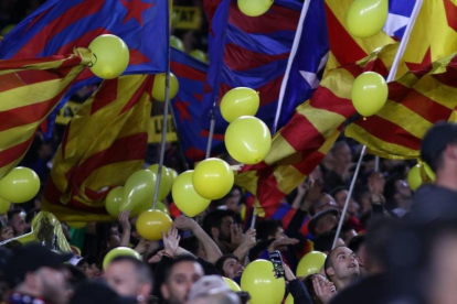 El Camp Nou se llenó de globos amarillos