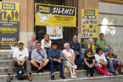Imatge de la protesta d'aquest dilluns a la porta de la parròquia de Sant Pau, davant el Palau de Justícia.
