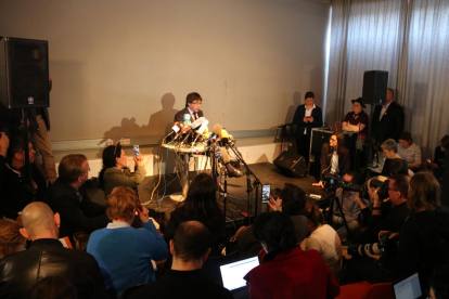 Carles Puigdemont envoltat de mitjans de comunicació al centre de l'Aquarium de Berlín en la primera roda de premsa des que va sortir de la presó de Neumünster.