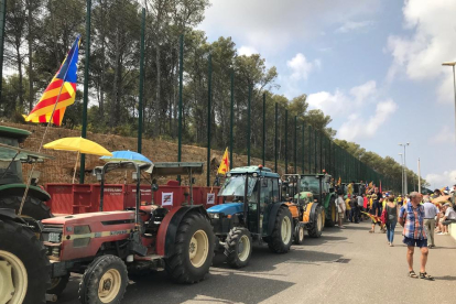 Los tractores, estacionados en Mas d'Enric.