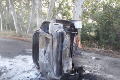 El coche quemó y quedó totalmente calcinado.