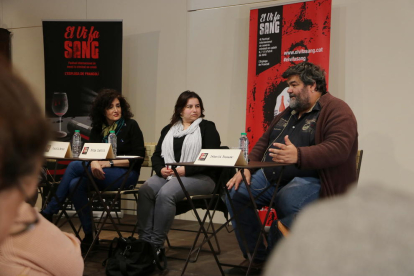 Pla mig dels escriptors Graziella Moreno, Fàtima Llambrich i Sebastià Benassar en una taula rodona del festival 'El Vi Fa Sang' a l'Espluga de Francolí.