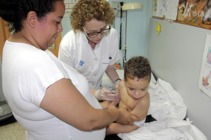 Imagen de archivo de la vacunación de un niño en un CAP.