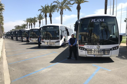 La flota d'autobusos llueix al passeig Pau Casals de la Pineda.