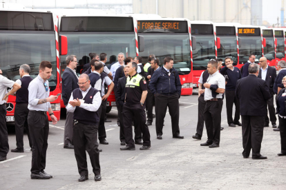 Conductors de l'Empresa Municipal de Transports (EMT) de Tarragona, a les cotxeres, amb els autobusos fora de servei estacionats durant l'aturada parcial del 8 de maig del 2018.