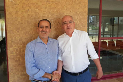 El conseller de Enseñanza, Josep Bargalló, con el cònsul de Marruecos, Abdelaziz Jatim.