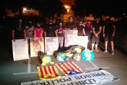 Imatge d'una acció de 'neteja' de llaços grocs i símbols independentistes d'un grup de Resistència Alta Tabarnia.