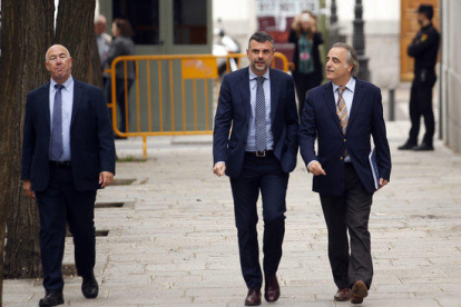 El exconseller de Cultura Santi Vila llega a la sede del Tribunal Supremo acompañado de su abogado, Pau Molins.