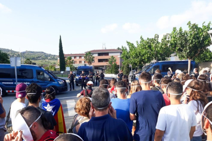 Els MOssos d'Esquadra han impedit el pas dels manifestants fins l'hotel La Selva.