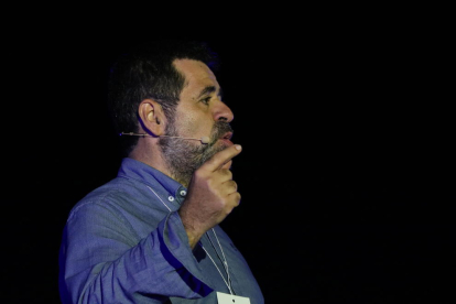 Jordi Sànchez gesticulant durant l'acte unitari del sobiranisme abans de l'1-O, el 29 de setembre de 2017.