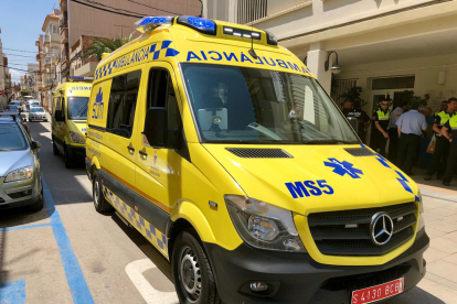 Pla general de la nova ambulància de l'Ametlla de Mar, davant del consistori. Imatge del 25 de juny de 2018 (horitzontal)