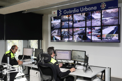 Imatge de la sala de control de les càmeres de videovigilància de la Guàrdia Urbana.