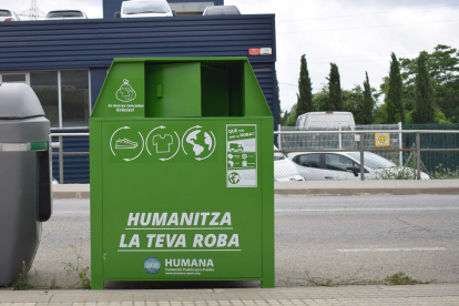 Imagen de uno de los contenedores de ropa de la Fundació Humana.