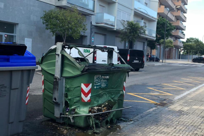 Imatge del contenidor cremat al carrer Manuel Hugue de Reus.