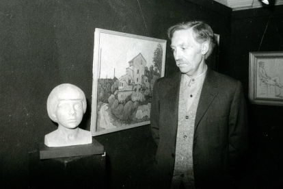 Ignasi Ferré, en una imatge d'arxiu dels anys 70, en una exposició amb una de les seves obres.