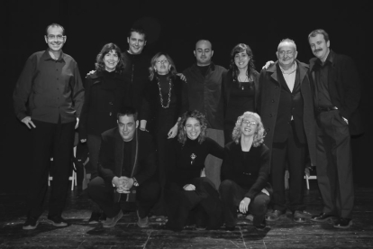 Josep Graset amb els actors de La Tramoia. Fotografies de 'El Poema de Nadal'.