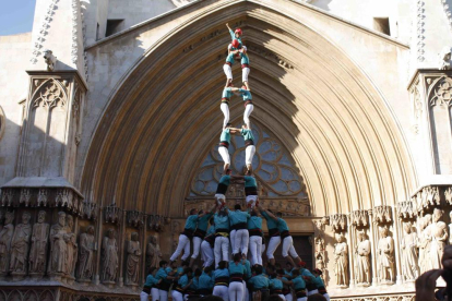 2 de 9 amb folre i manilles dels Castellers de Vilafranca a la Diada del Pla de la Seu