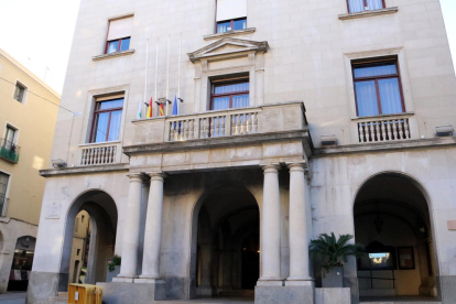 Pla general de la façana de l'Ajuntament de Figueres.
