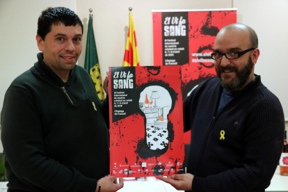 El concejal de Cultura, Jordi Torre, y el diseñador del cartel y de la imagen del festival, Àlex Foix.