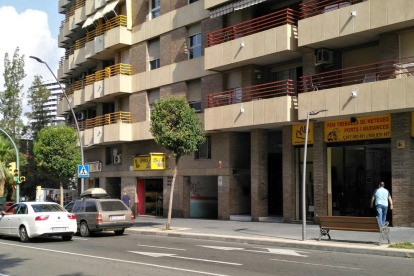 El carrer compta amb punts de llum led a dues alçades: 8 i 4 metres.