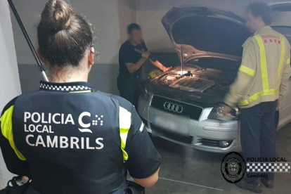 La Policía Local y los Bomberos rescataron al felino, el cual había quedado atrapado en el interior del motor de un vehículo.