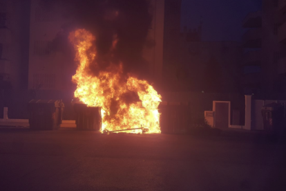 Els contenidors han cremat al carrer Tramuntana.