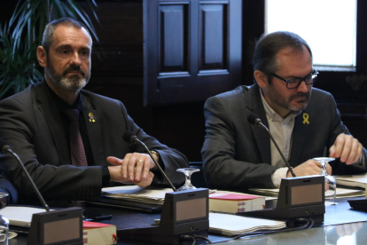 Els diputats de JxCat Eusebi Campdepadrós i Josep Costa a la reunió de la Mesa del Parlament.