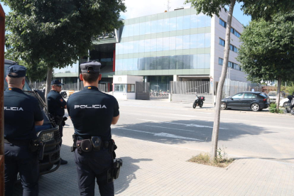Agents de la policia espanyola, el 12 de juny del 2016 davant de la seu del CTTI.