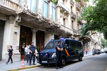 Una furgoneta de la policía española delante la sede del Departamento de Economía justo después de acabar el registro.