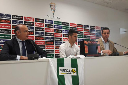 El president del Córdoba, Sergi Guardiola i el director esportiu, durant l'anunci de l'acord de renovació del davanter.