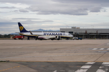 Pla general d'un avió de Ryanair al costat de la terminal de l'Aeroport de Reus.