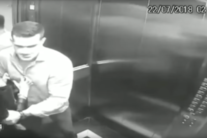 Imatge de l'agressor forçant la víctima a entrar a l'ascensor.
