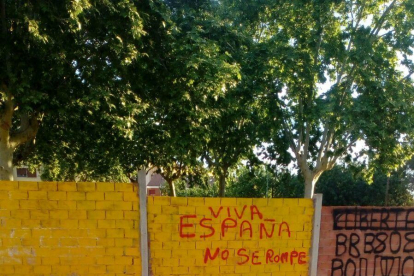 Un grup ha actuat aquesta nit a Vilallonga del Camp retirant i tapant símbols independentistes i fent pitades a favor de la unitat d'Espanya.