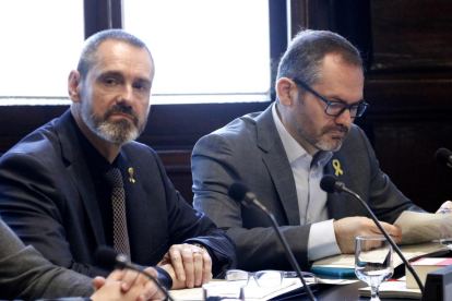 El vicepresidente primero del Parlament, Josep Costa, y el secretario primero, Eusebi Campdepadrós, en una reunión de la Mesa.