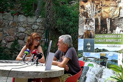La regidora de Turisme de Benifallet, Sílvia Folqué i el cantant dels Quicos, Artur Gaya.