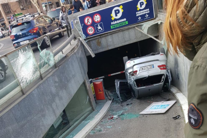 Un cotxe es precipita des de la plaça de la Pastoreta al pàrquing