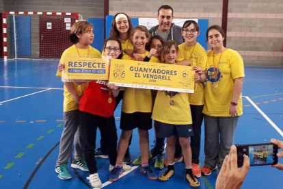 Las jugadoras de la escuela Àngel Guimerà fueron las campeonas.